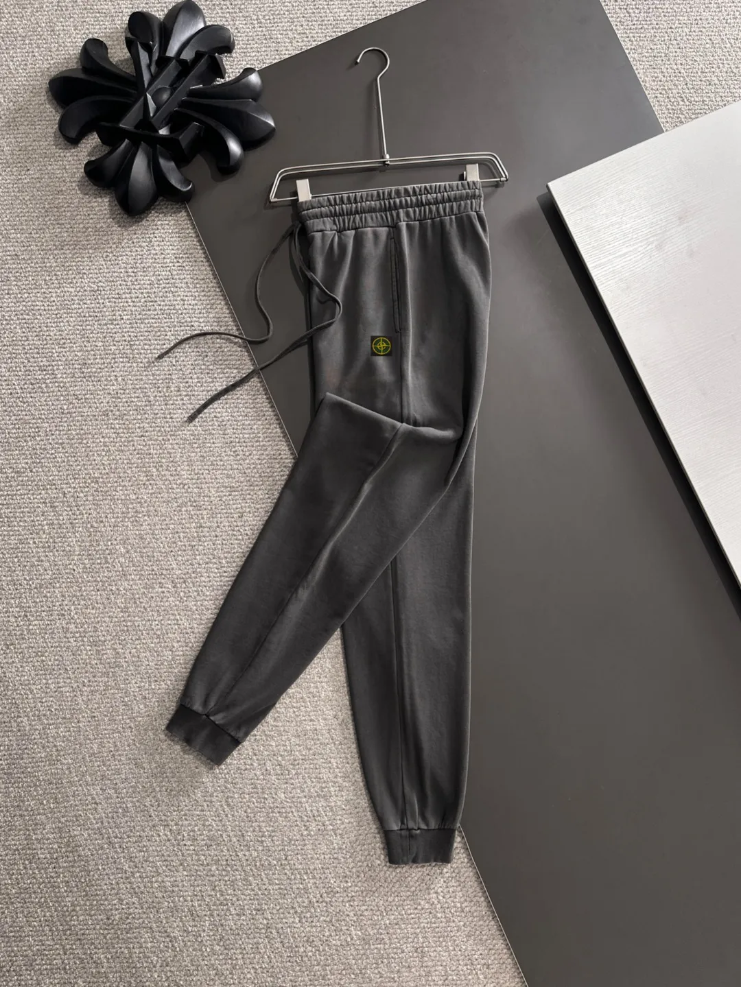 Next day shipping P720 Stone lsland/stone island high quality 2025 autumn and winter new casual heavy industry suit exclusively developed by yb! High quality production! The top version of the trading company channel order, external orders for imported custom fabrics, high breathability and comfort, impeccable details, absolutely worth buying! This type of suit is also a must-have for lazy people. You don’t have to think about how to match it, you can just get it in one set! Brand element design concept, delicate and soft feel! It presents a casual cut and the upper body shape is great! On sale simultaneously on the official website! From a high-end men's positioning brand, the low-key luxury taste is irresistible! Exquisite workmanship and impeccable quality! The overall style is simple, fashionable and timeless, fully meeting the requirements of stylish and tasteful dressing! Sizes: S to XL (or state your height and weight when placing an order)